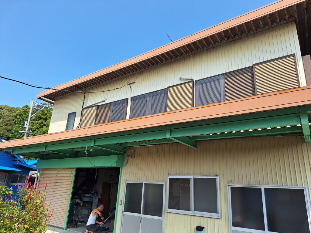 菊川市にて、本体屋根は折板カバー、庇屋根は葺き替え