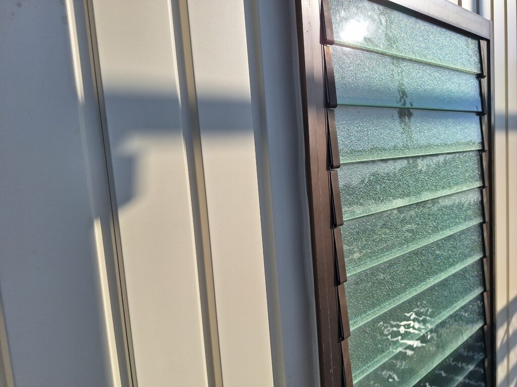 菊川市にて、本体屋根は折板カバー、庇屋根は葺き替え