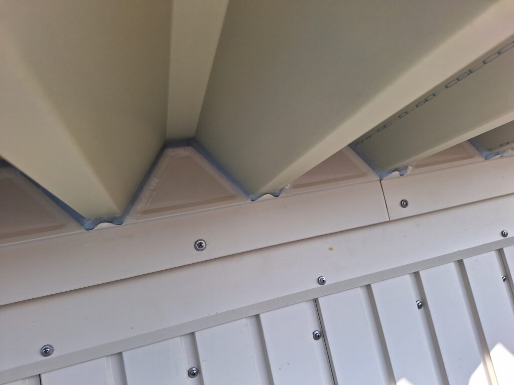 菊川市にて、本体屋根は折板カバー、庇屋根は葺き替え