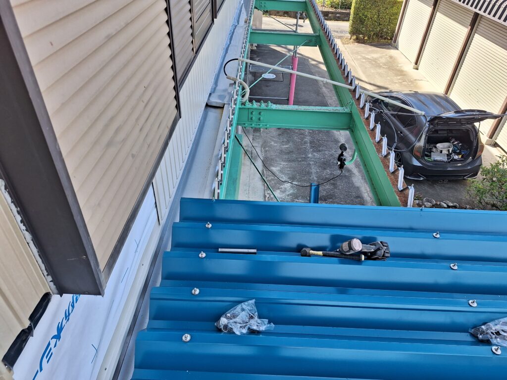 菊川市にて、本体屋根は折板カバー、庇屋根は葺き替え