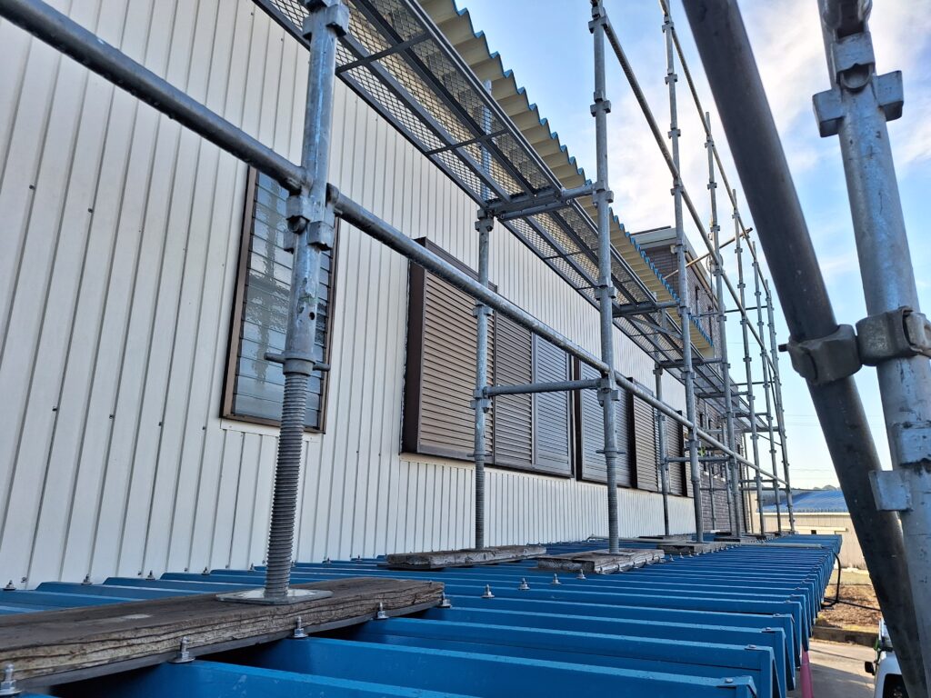 菊川市にて、本体屋根は折板カバー、庇屋根は葺き替え