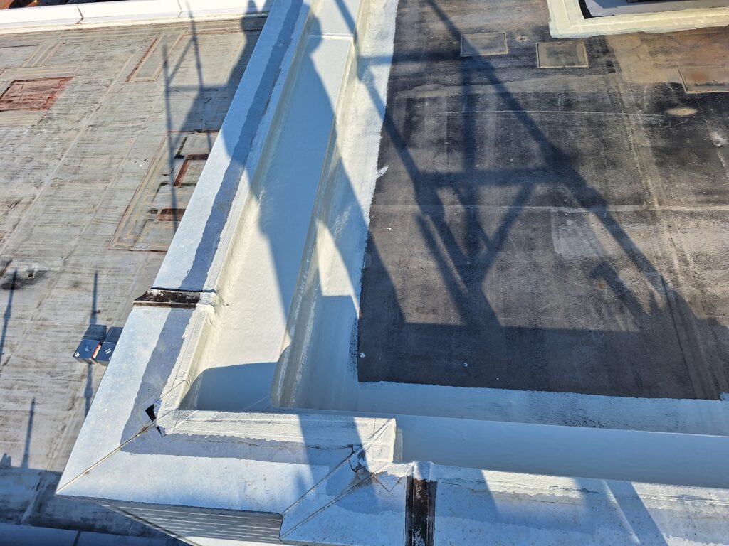 磐田市にて、シート防水屋根を塗膜防水にて施工致しました。