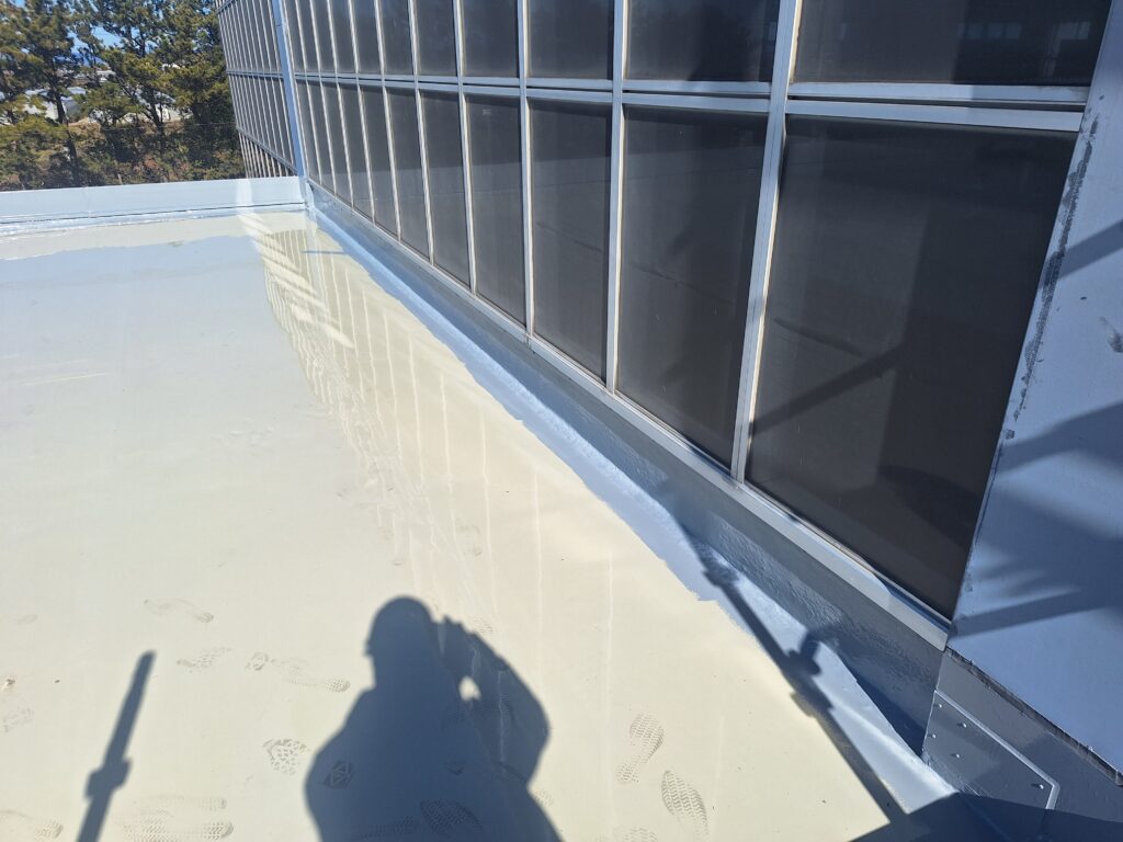 磐田市にて、シート防水屋根を塗膜防水にて施工致しました。