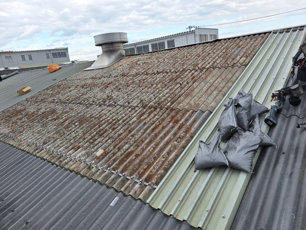 掛川市　スレート屋根のズレ