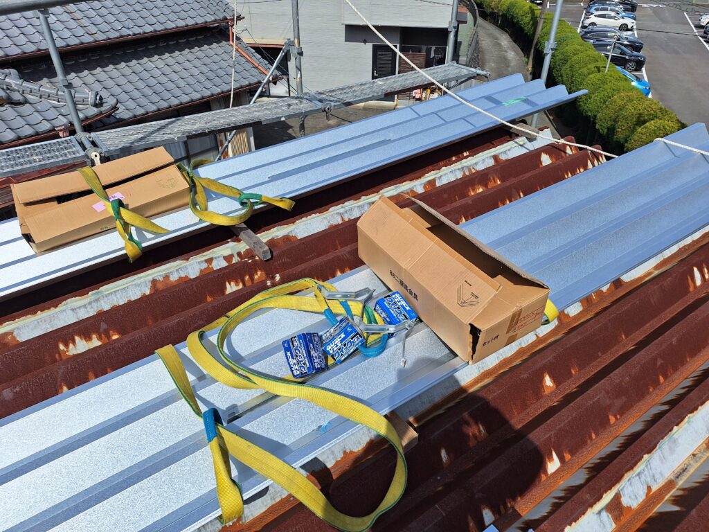 牧之原市　車庫屋根折板カバールーフ