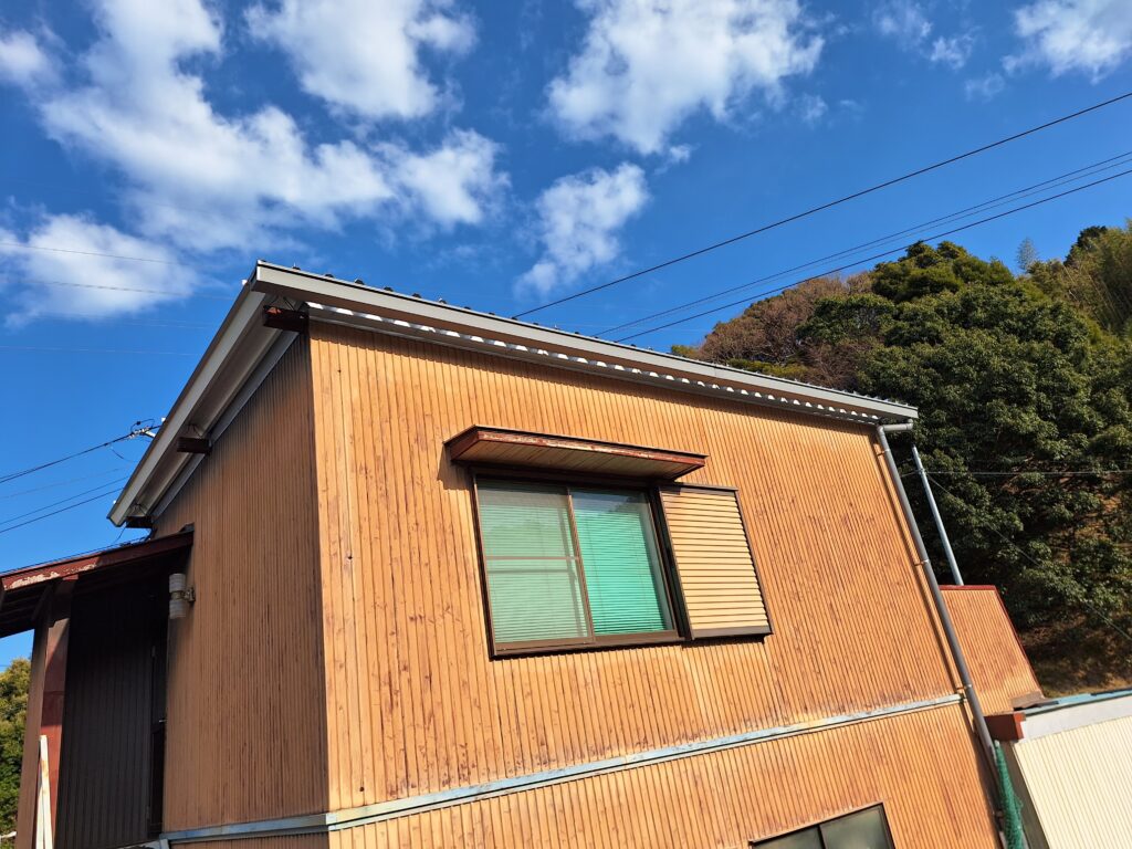 牧之原市　車庫の屋根折板をカバー工法にて納めました。