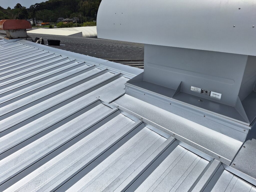 掛川市工場屋根　雨漏り改修工事を致しました。