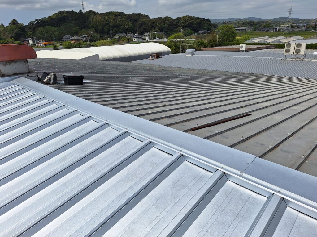 掛川市工場屋根　雨漏り改修工事を致しました。