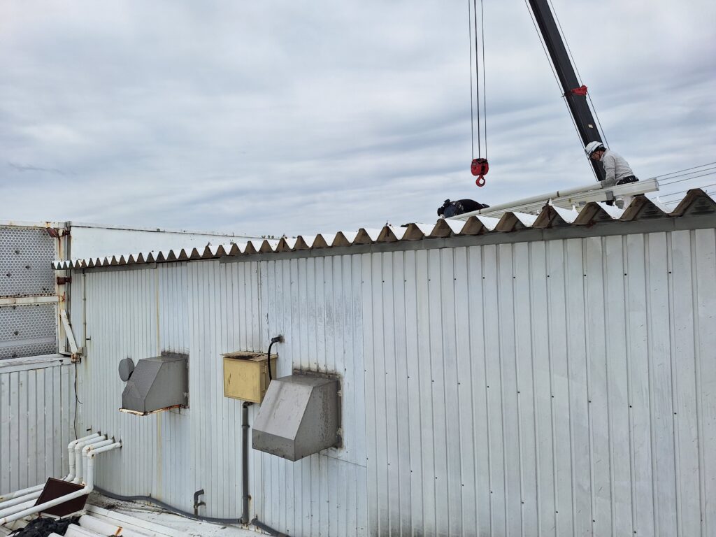 藤枝市にて、自動車整備工場及びショールーム屋根の雨漏り直し工事です。
