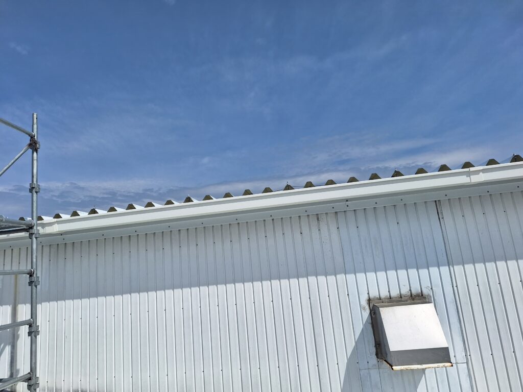 藤枝市にて、自動車整備工場及びショールーム屋根の雨漏り直し工事です。