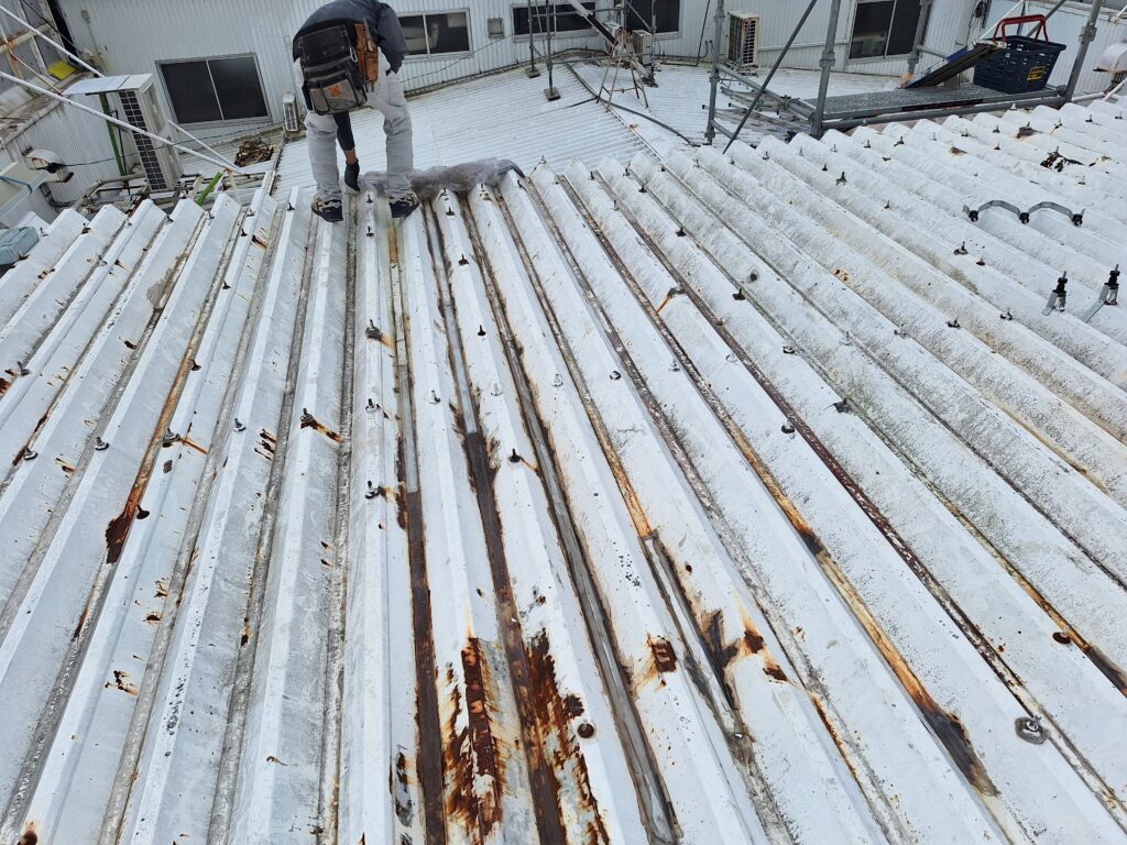藤枝市にて、自動車整備工場及びショールーム屋根の雨漏り直し工事です。