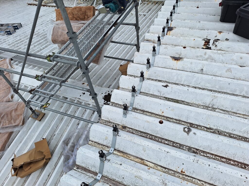 藤枝市にて、自動車整備工場及びショールーム屋根の雨漏り直し工事です。