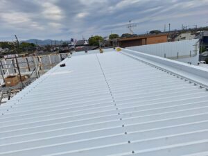 藤枝市にて、自動車整備工場及びショールーム屋根の雨漏り直し工事です。