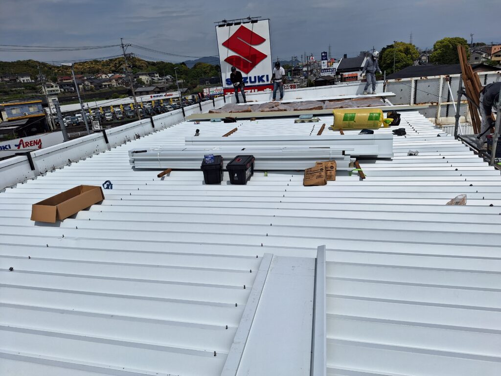 藤枝市にて、自動車整備工場及びショールーム屋根の雨漏り直し工事です。