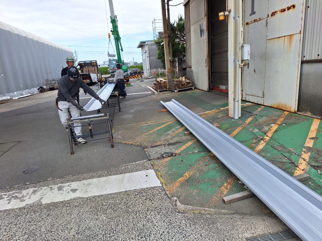 掛川市工場屋根　雨漏り改修工事を致しました。