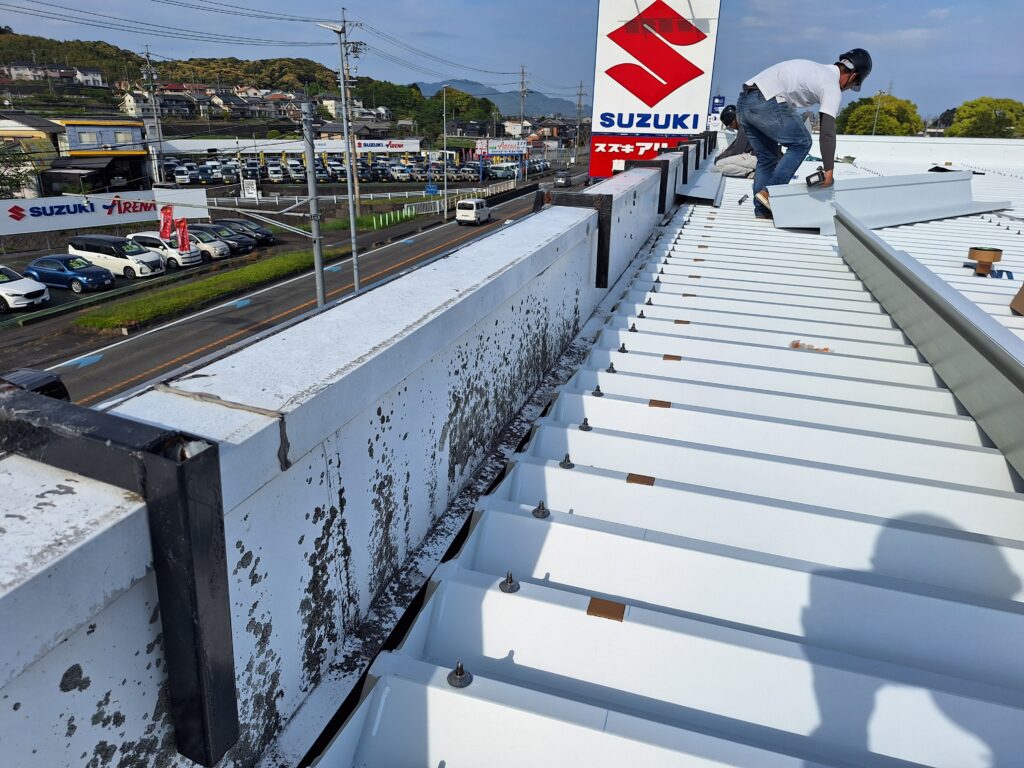 藤枝市にて、自動車整備工場及びショールーム屋根の雨漏り直し工事です。