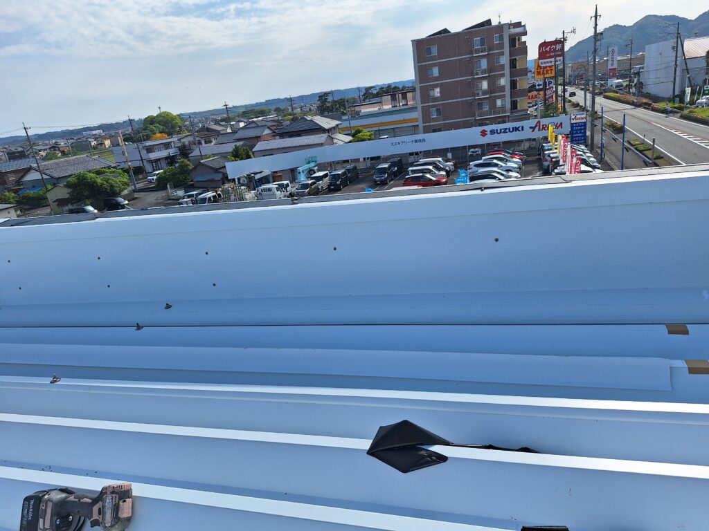 藤枝市にて、自動車整備工場及びショールーム屋根の雨漏り直し工事です。