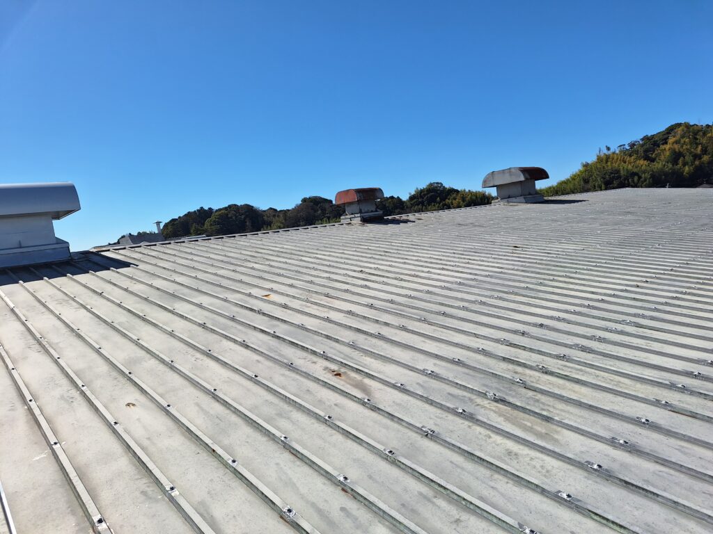 掛川市工場屋根　雨漏り改修工事を致しました。