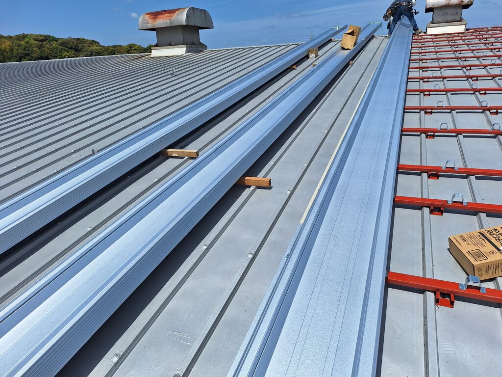 掛川市工場屋根　雨漏り改修工事を致しました。