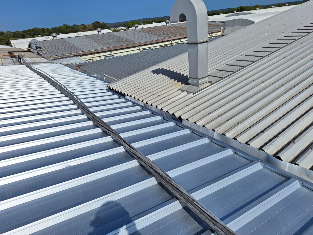 掛川市工場屋根　雨漏り改修工事を致しました。