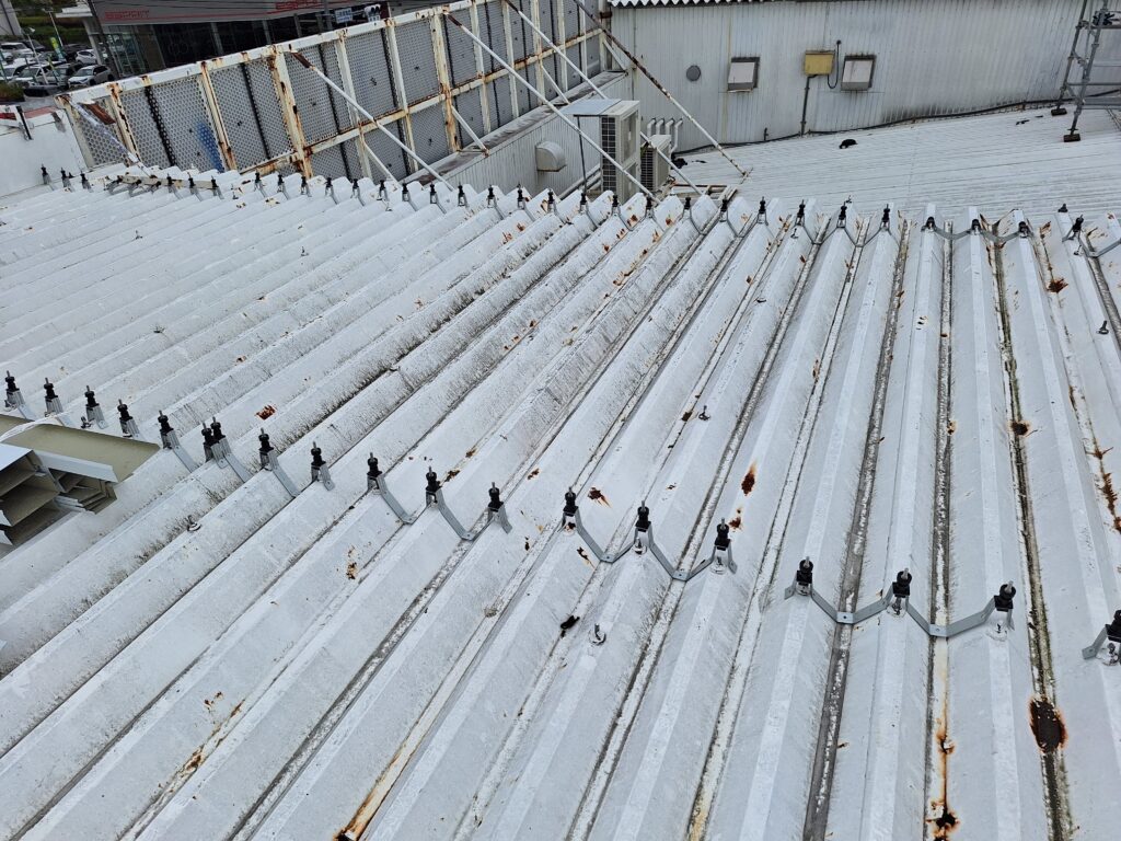 藤枝市にて、自動車整備工場及びショールーム屋根の雨漏り直し工事です。
