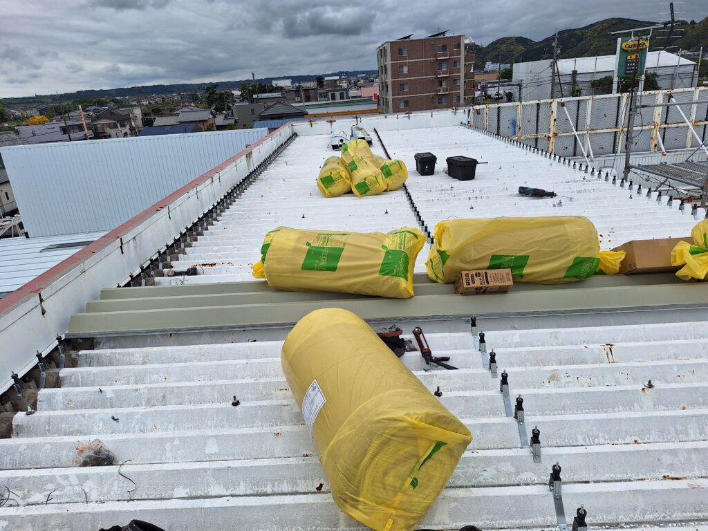 藤枝市にて、自動車整備工場及びショールーム屋根の雨漏り直し工事です。