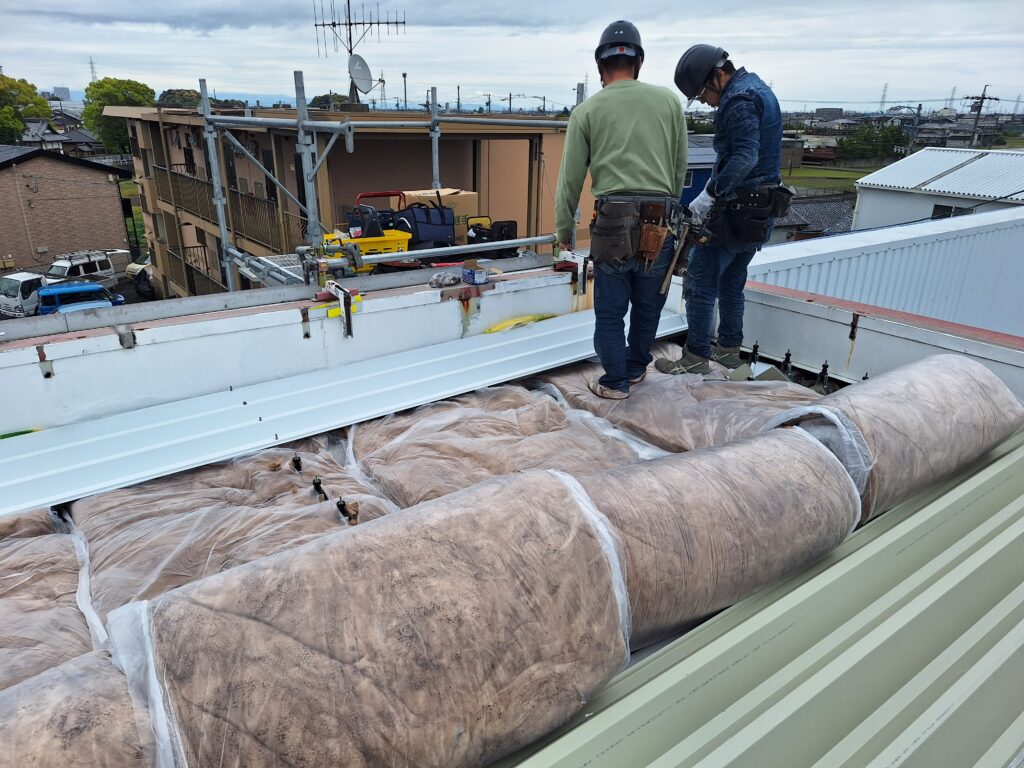 藤枝市にて、自動車整備工場及びショールーム屋根の雨漏り直し工事です。