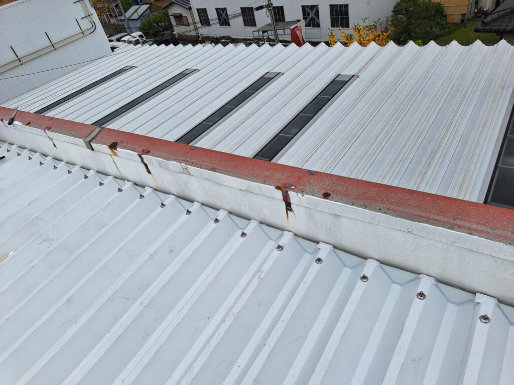 藤枝市にて、自動車整備工場及びショールーム屋根の雨漏り直し工事です。