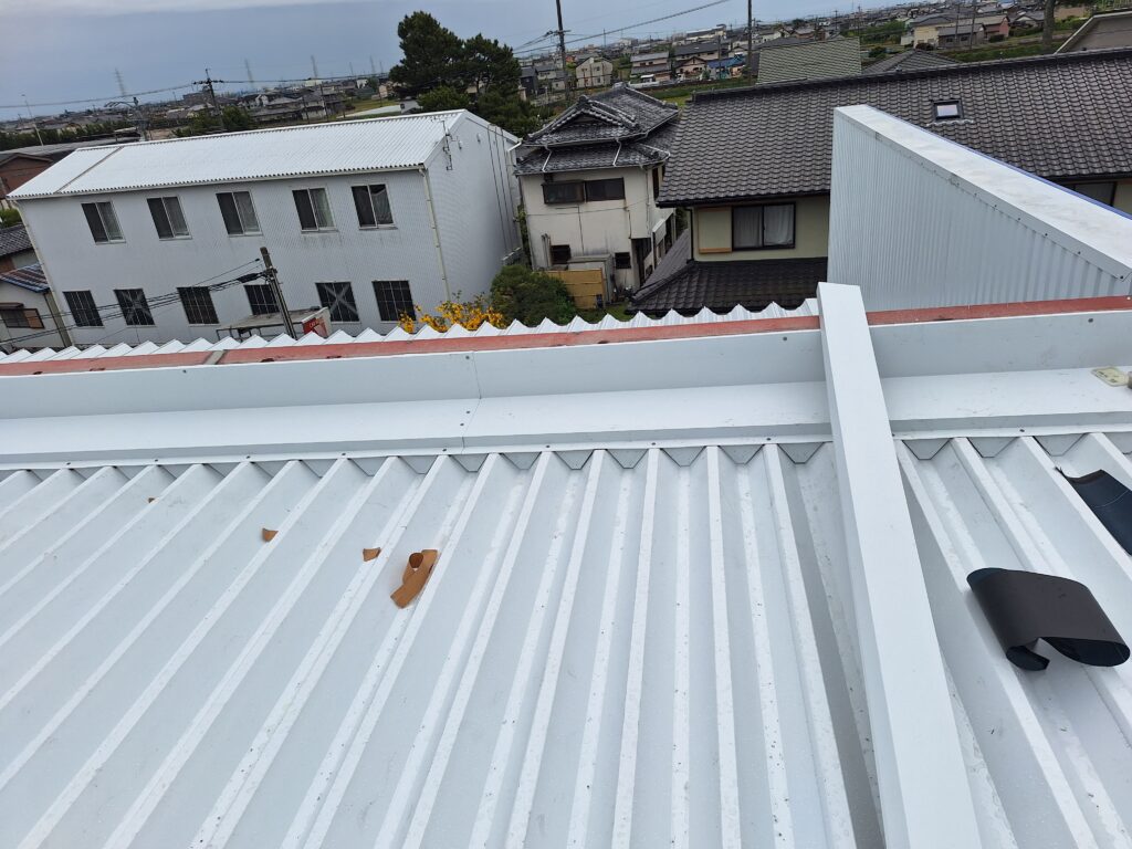 藤枝市にて、自動車整備工場及びショールーム屋根の雨漏り直し工事です。
