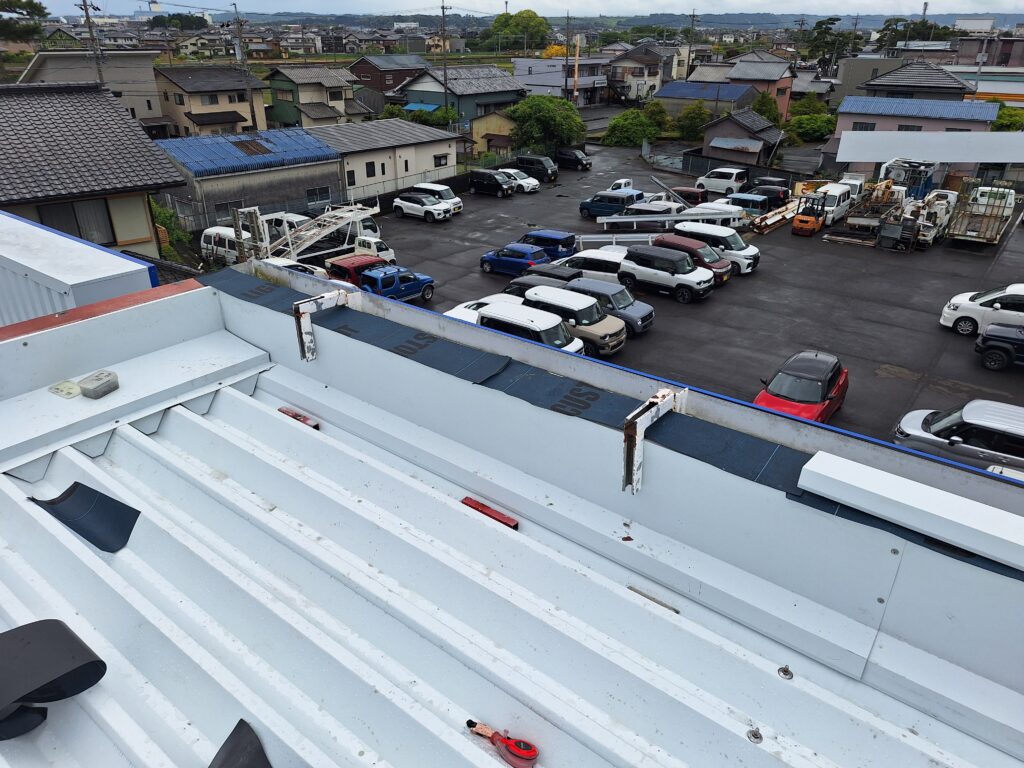 藤枝市にて、自動車整備工場及びショールーム屋根の雨漏り直し工事です。