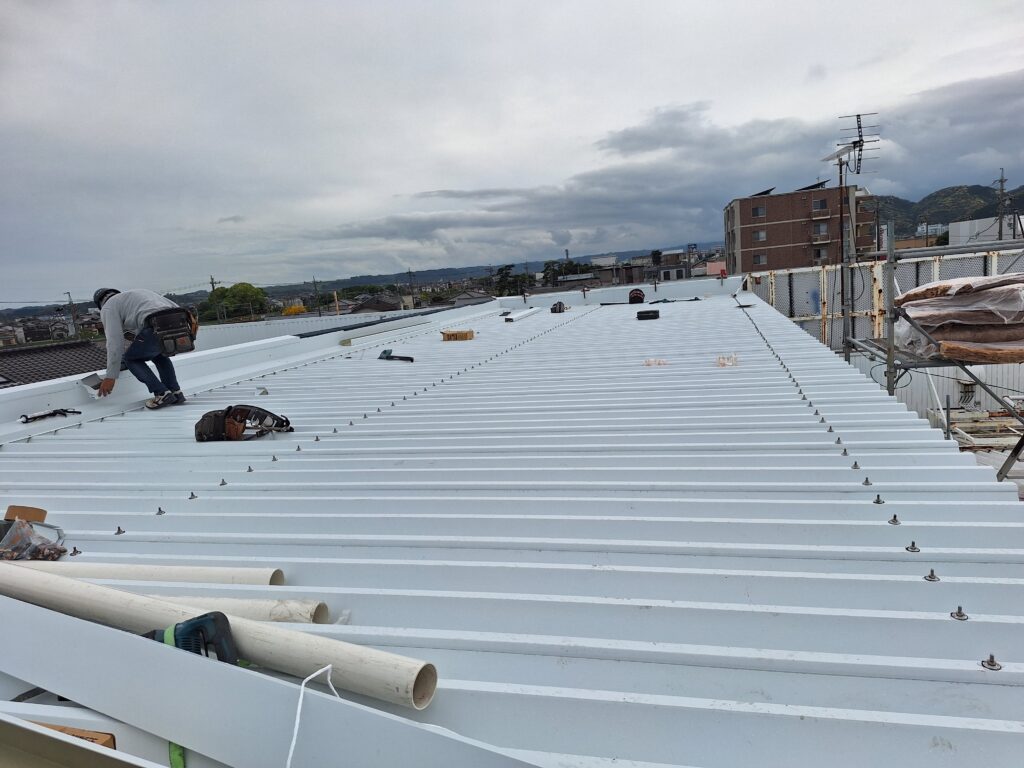 藤枝市にて、自動車整備工場及びショールーム屋根の雨漏り直し工事です。