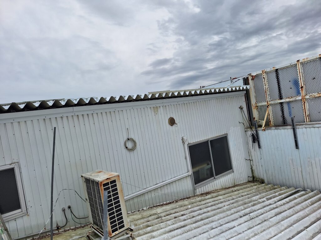 藤枝市にて、自動車整備工場及びショールーム屋根の雨漏り直し工事です。