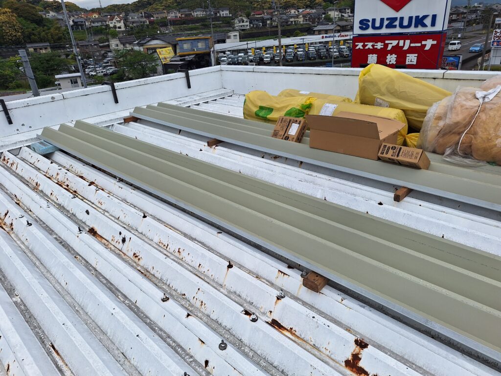 藤枝市にて、自動車整備工場及びショールーム屋根の雨漏り直し工事です。