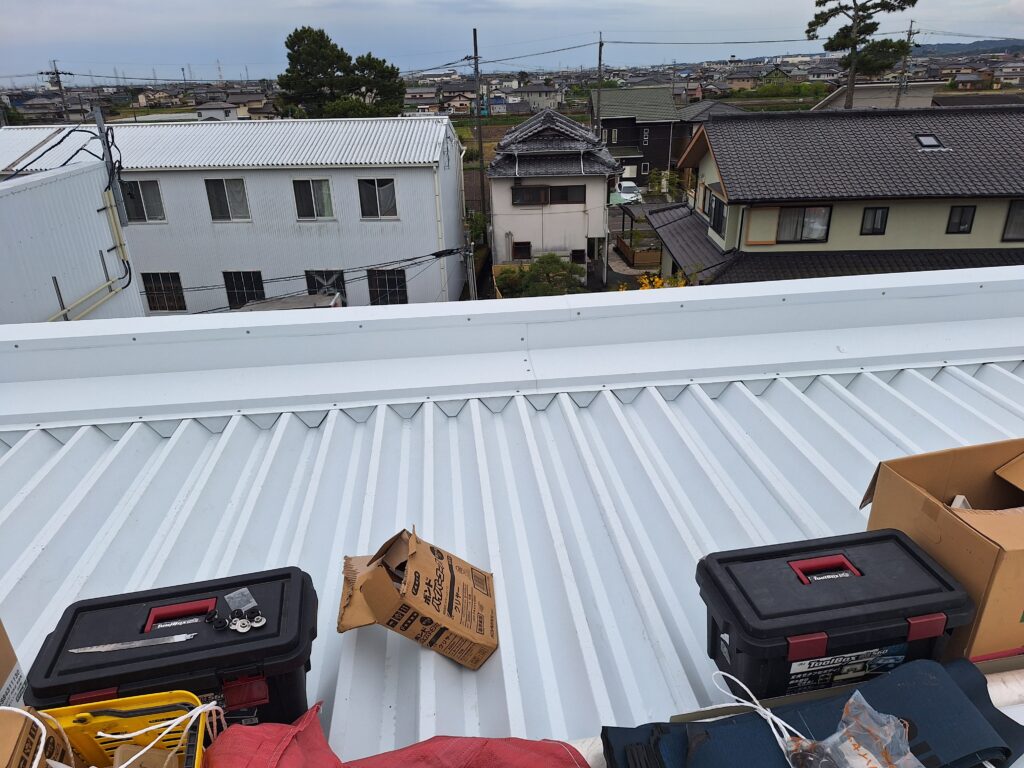 藤枝市にて、自動車整備工場及びショールーム屋根の雨漏り直し工事です。