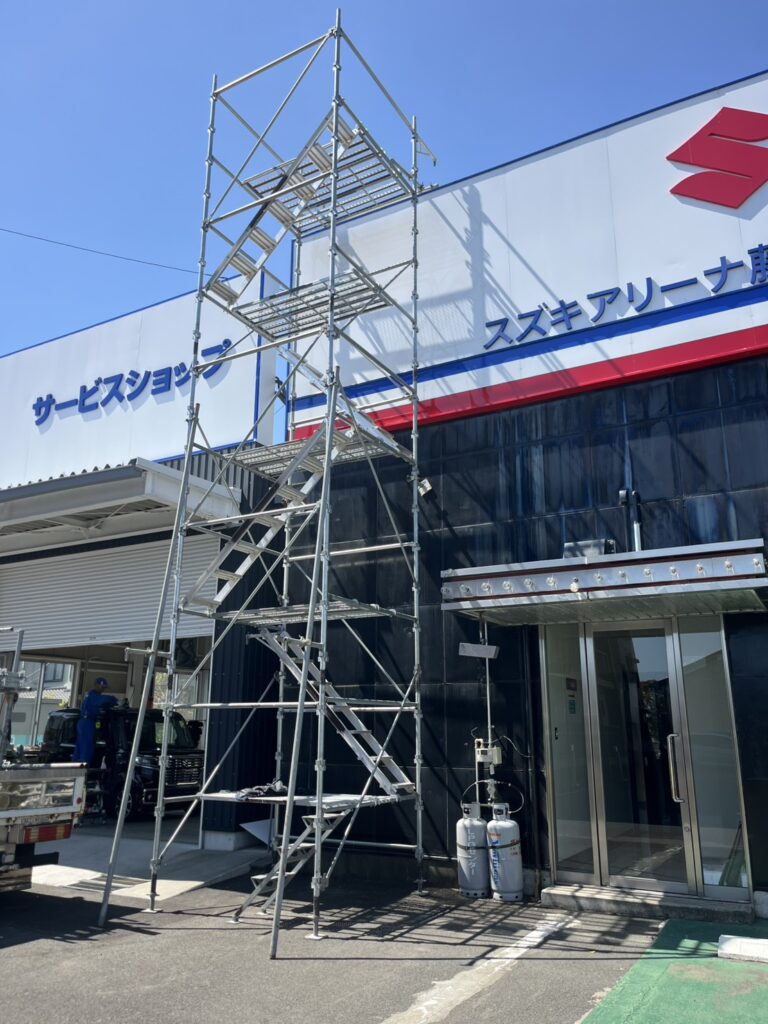 藤枝市にて、自動車整備工場及びショールーム屋根の雨漏り直し工事です。