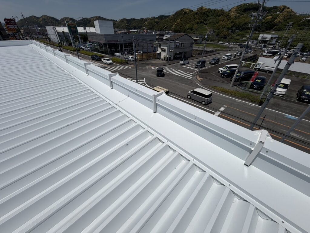 藤枝市にて、自動車整備工場及びショールーム屋根の雨漏り直し工事です。