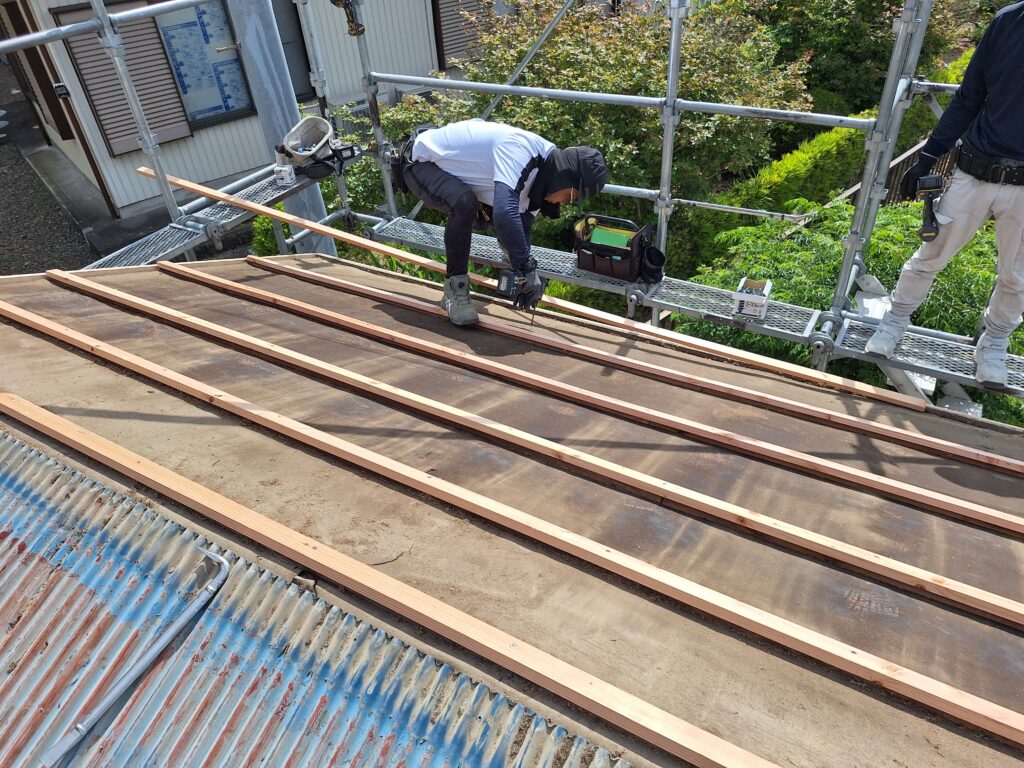 雨漏り修理　牧之原市にて、「樋の雨漏り、駐車場土間コンクリートに水が入る」との相談を受ける