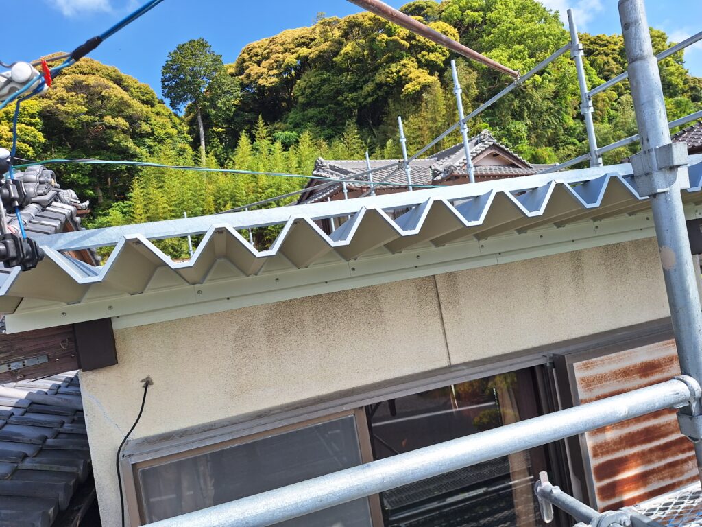 雨漏り修理　御前崎市にて、折板屋根の雨漏り直し工事です。