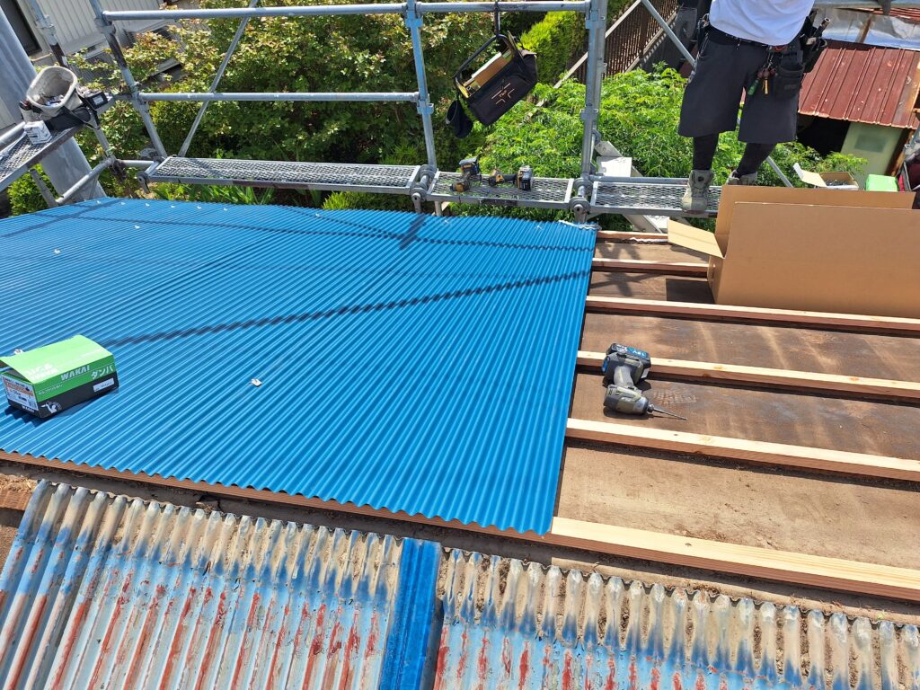 雨漏り修理　牧之原市にて、「樋の雨漏り、駐車場土間コンクリートに水が入る」との相談を受ける
