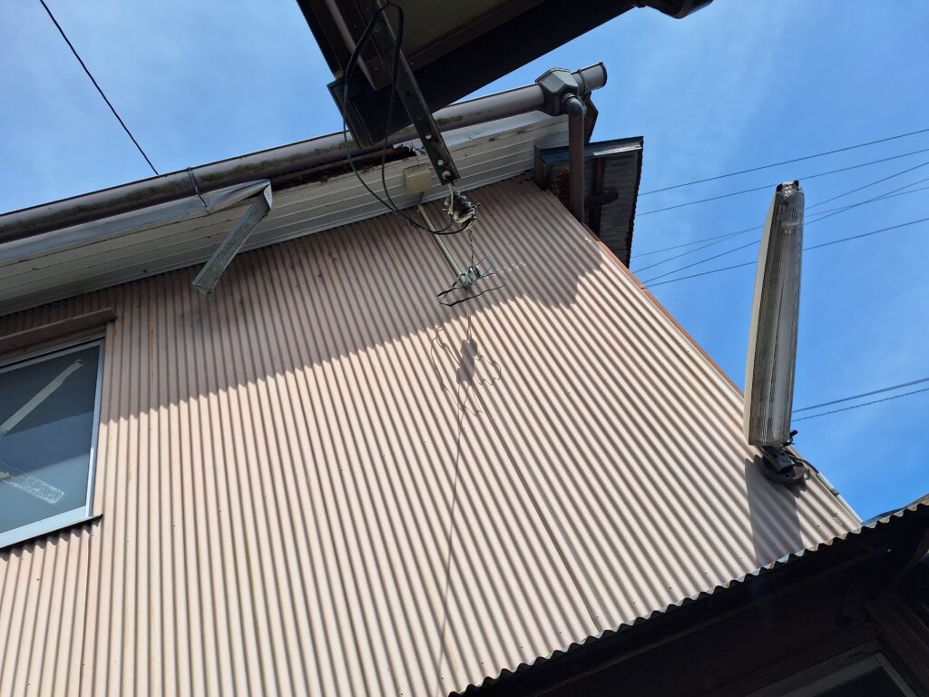 雨漏り修理　牧之原市にて、「樋の雨漏り、駐車場土間コンクリートに水が入る」との相談を受ける