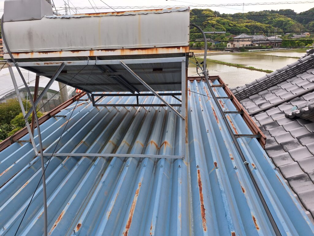 雨漏り修理　御前崎市にて、折板屋根の雨漏り直し工事です。