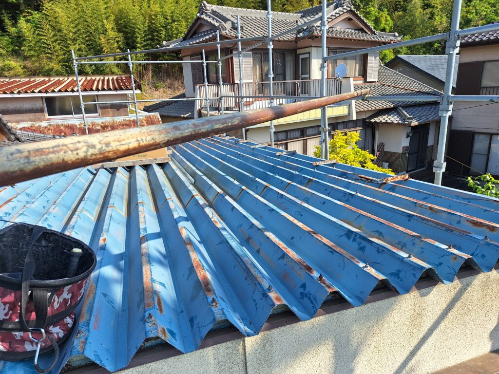 雨漏り修理　御前崎市にて、折板屋根の雨漏り直し工事です。