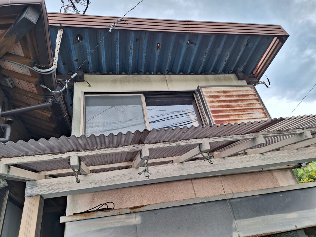 雨漏り修理　御前崎市にて、折板屋根の雨漏り直し工事です。