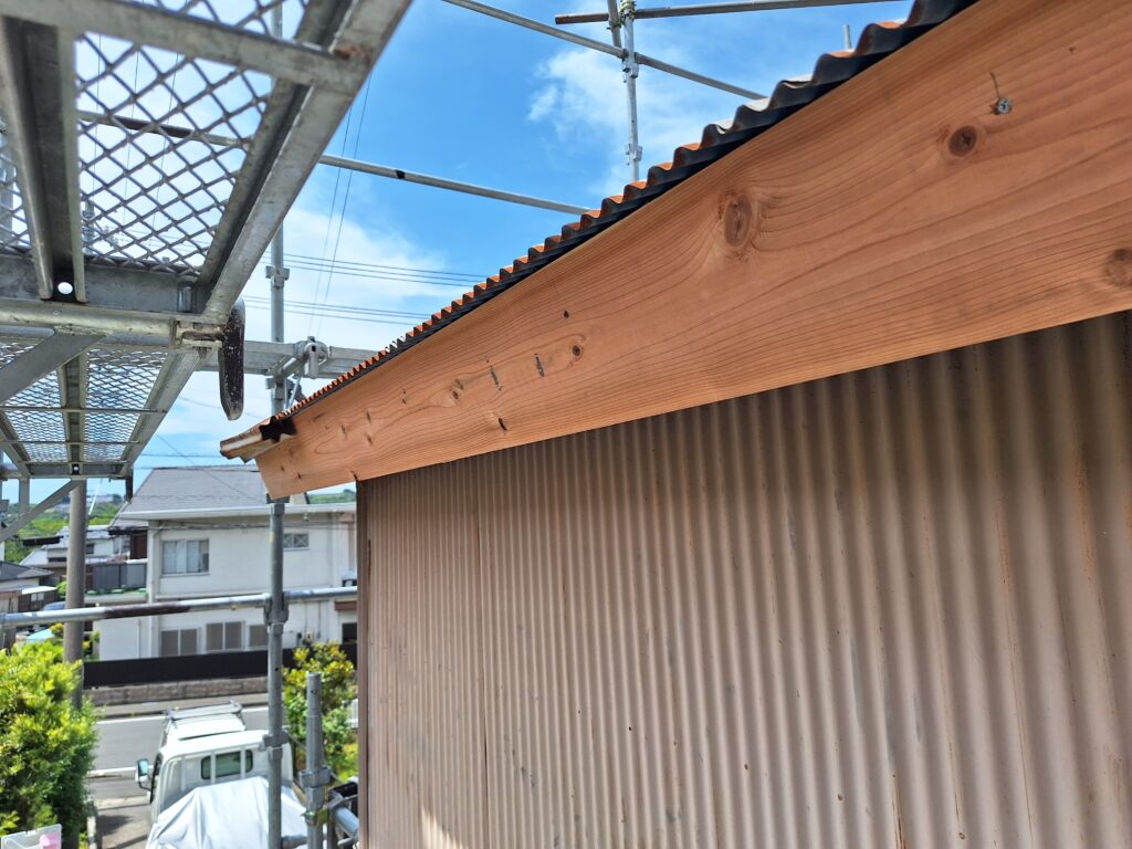 雨漏り修理　牧之原市にて、「樋の雨漏り、駐車場土間コンクリートに水が入る」との相談を受ける