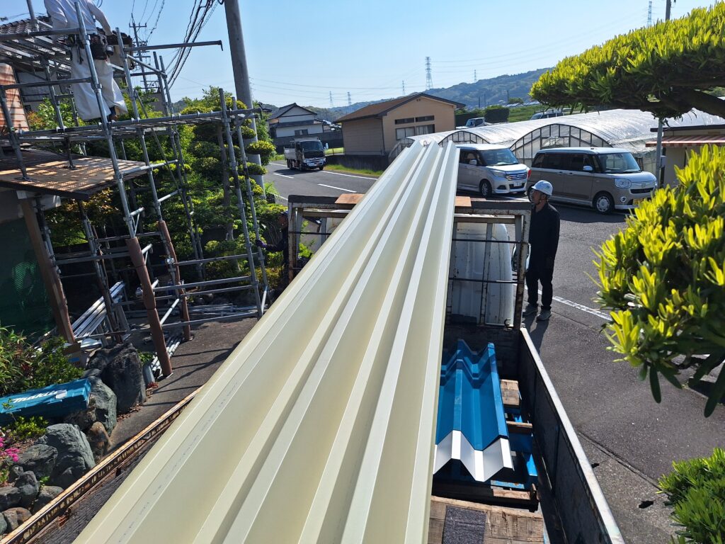雨漏り修理　御前崎市にて、折板屋根の雨漏り直し工事です。