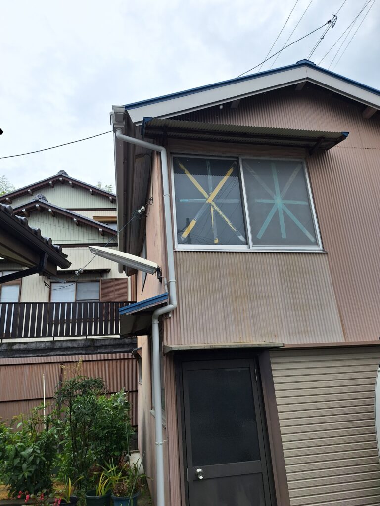 雨漏り修理　牧之原市にて、「樋の雨漏り、駐車場土間コンクリートに水が入る」との相談を受ける