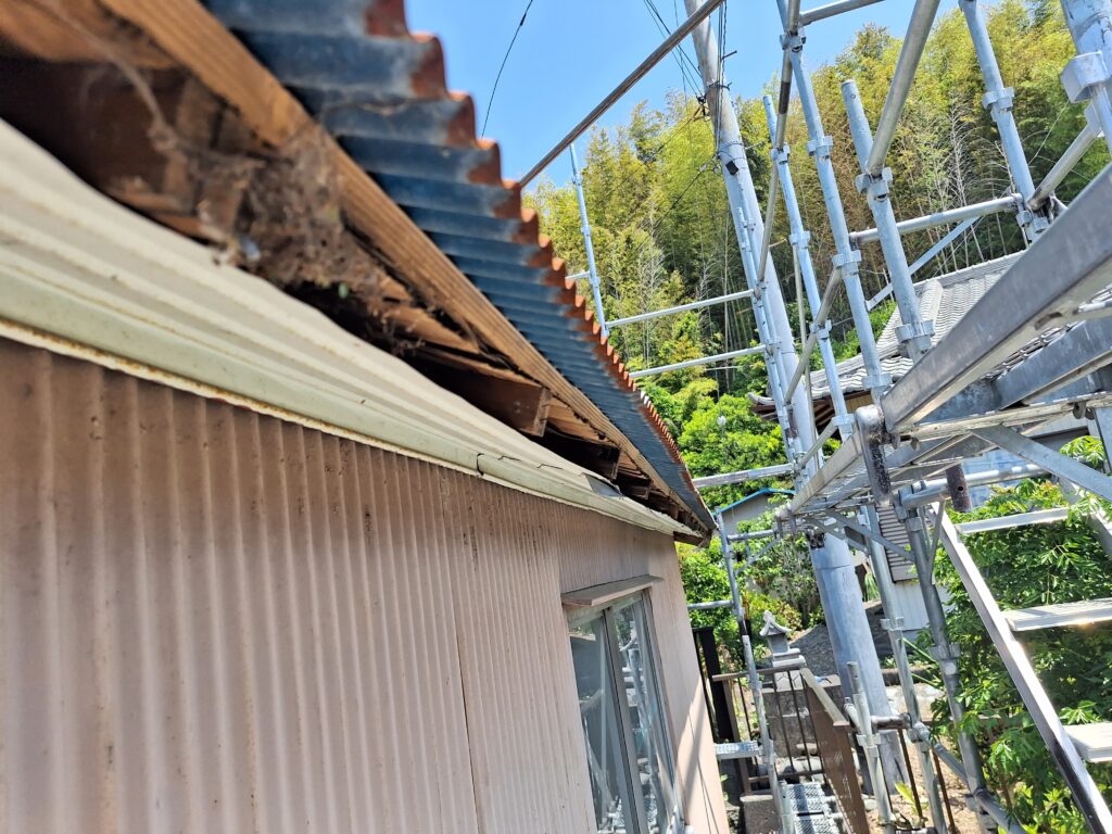 雨漏り修理　牧之原市にて、「樋の雨漏り、駐車場土間コンクリートに水が入る」との相談を受ける
