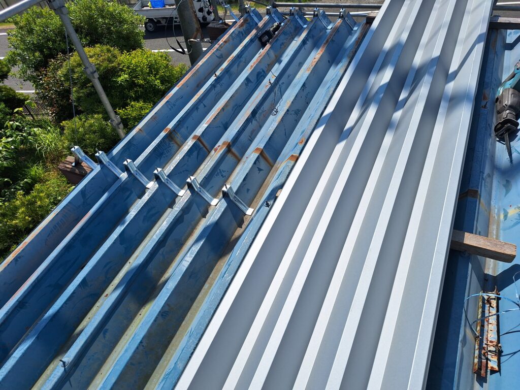 雨漏り修理　御前崎市にて、折板屋根の雨漏り直し工事です。