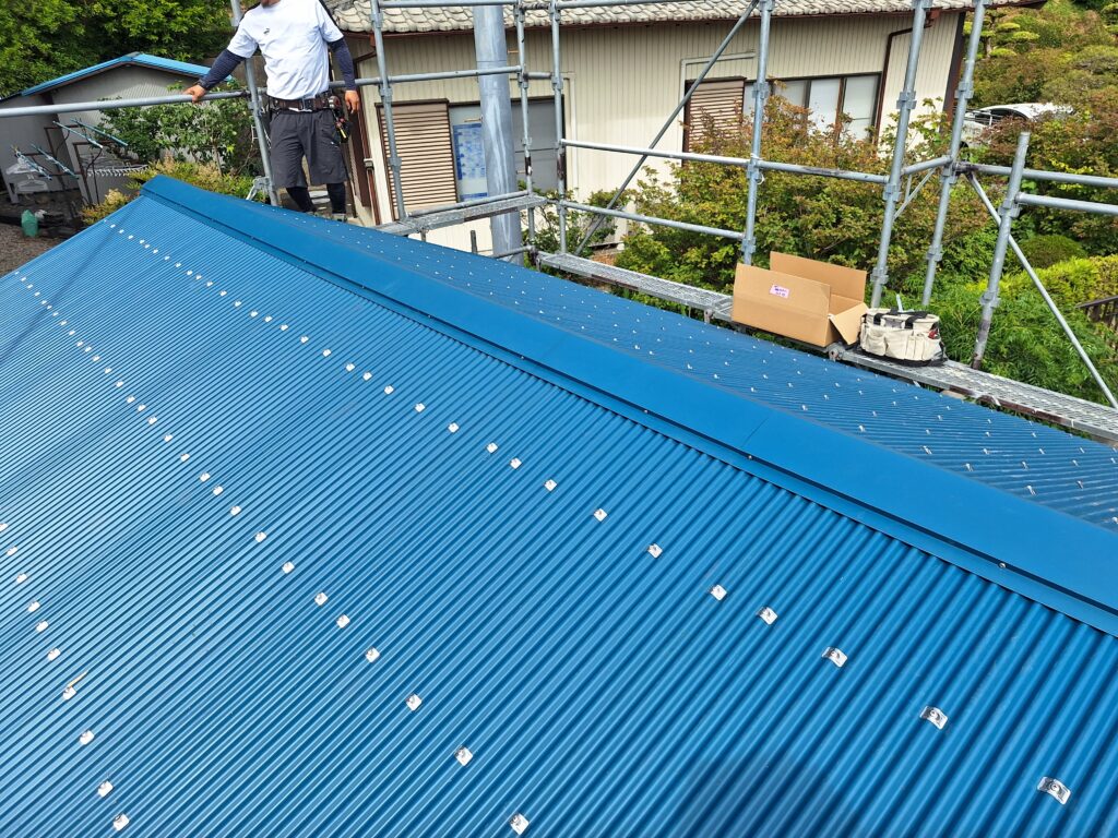 雨漏り修理　牧之原市にて、「樋の雨漏り、駐車場土間コンクリートに水が入る」との相談を受ける