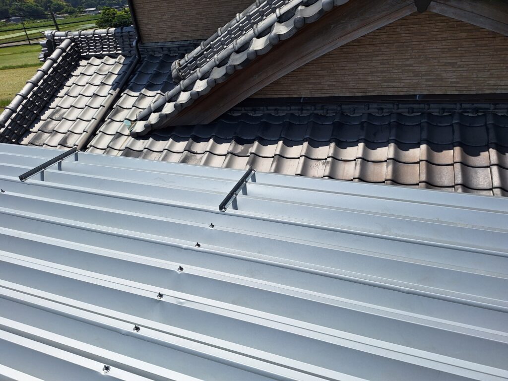 雨漏り修理　御前崎市にて、折板屋根の雨漏り直し工事です。